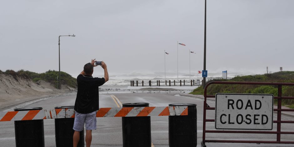 الإعصار العنيف «هارفي» يجتاح سواحل ولاية تكساس الأمريكية (صور)