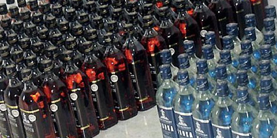 مباحث القاهرة تداهم مصنع خمور وتضبط 15 ألف زجاجة مجهولة في شبرا