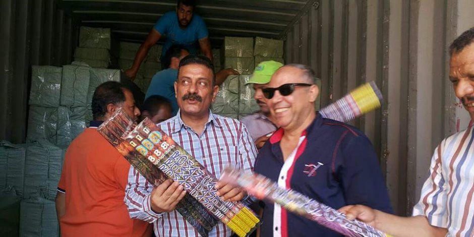 جمارك الإسكندرية تحبط محاولة تهريب كمية كبيرة من الألعاب النارية (صور)