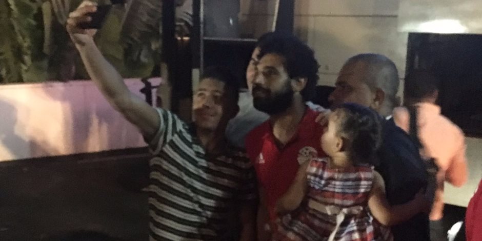 #هنروح_كاس_العالم.. الجالية المصرية تلتقط الصور التذكارية مع لاعبي المنتخب (صور) #هنروح_كاس_العالم.. الجالية المصرية تلتقط الصور التذكارية مع لاعبي المنتخب (صور)