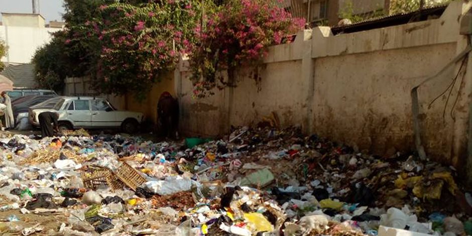 أزمة القمامة في شوارع النزهة الجديدة.. الأهالى: «جالنا المرض» والحي: «مش موجود» (صور)