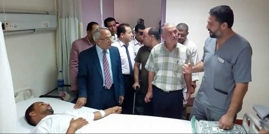محافظ شمال سيناء يزور المرضى بمستشفى العريش لتهنئتهم بالعيد( صور)