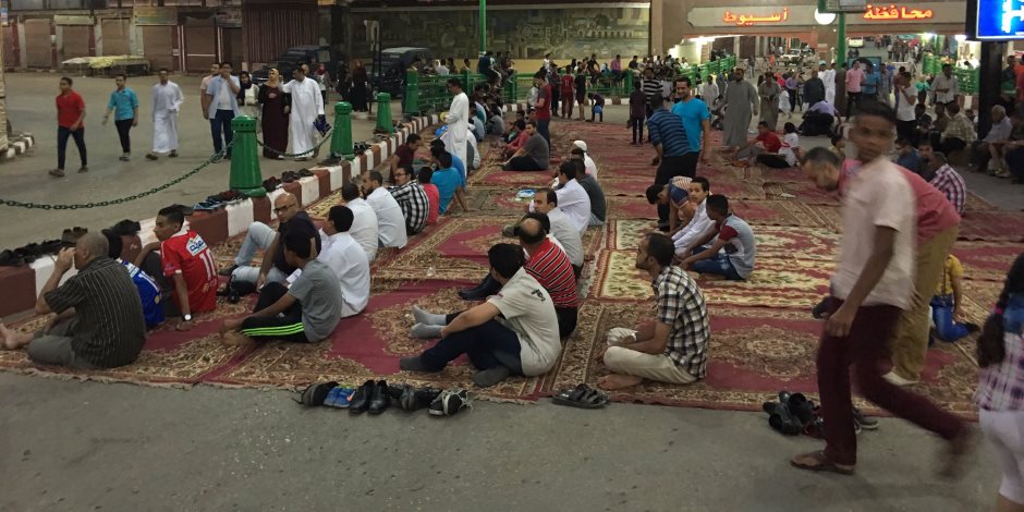 المئات يؤدون صلاة العيد بساحة مسجد القائد إبراهيم بالإسكندرية