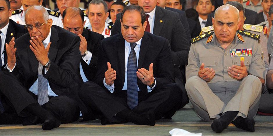 السيسي ووزير الأوقاف يؤديان صلاة الجمعة بمسجد محمد كريم بالإسكندرية