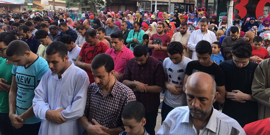 ملايين المسلمين يؤدون صلاة العيد بـ5813 ساحة.. حلايب تبدأ والسلوم في النهاية