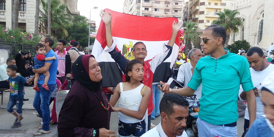 مواطنون يرفعون أعلام مصر بالقائد إبراهيم احتفالا بزيارة السيسي للإسكندرية (صور)