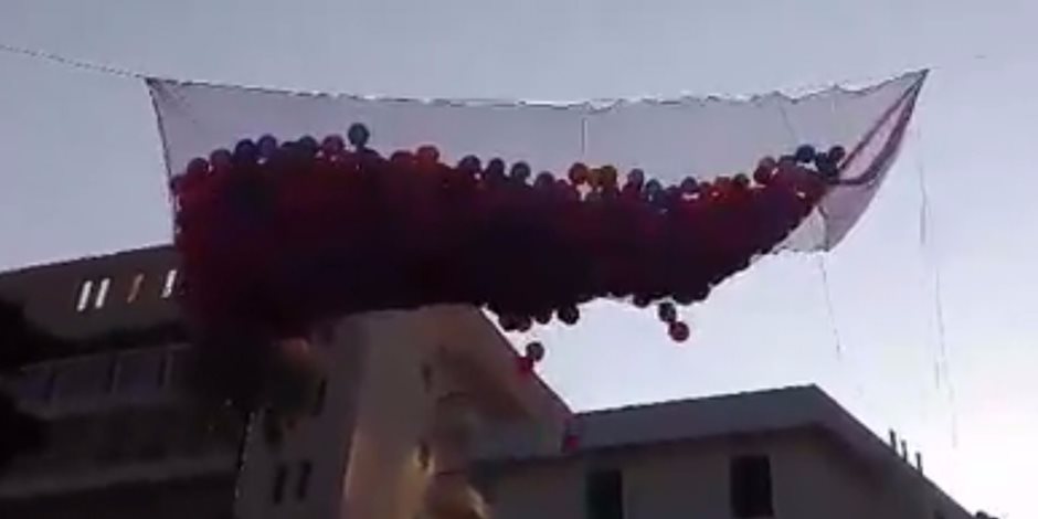 «البالونات» تغطي رؤس المصلين في بنها (فيديو وصور)