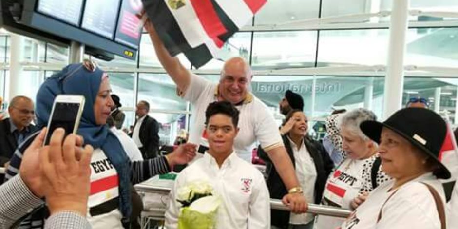 أعضاء نادي الزهور يستقبلون السباح المصري محمد الحسيني بمطار القاهرة غدا