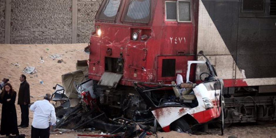 فريق من النيابة يعاين موقع حادث اصطدام قطار بسيارة ربع نقل بالمنيا