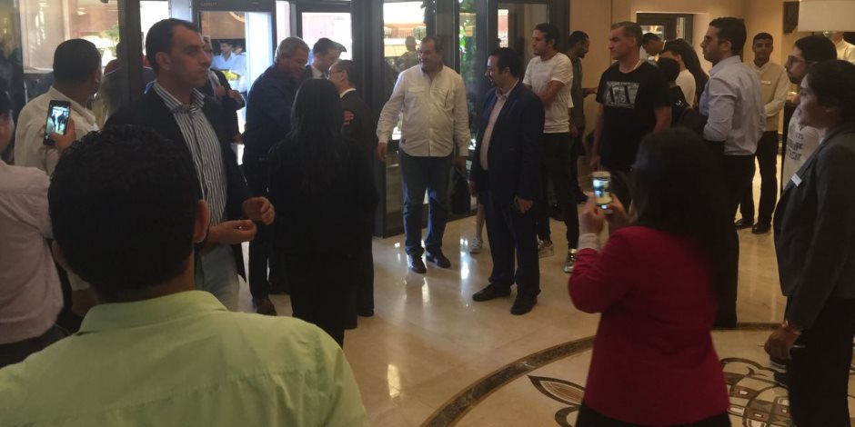 مصر واوغندا .. وزير الرياضة يصل فندق إقامة الفراعنة قبل موقعة الأوناش ( صور )