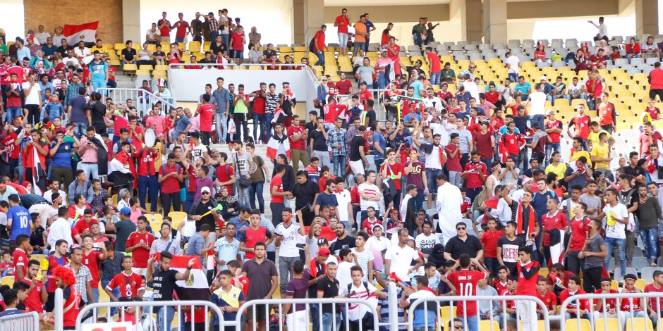 الجماهير تشتري تذاكر مباراة مصر والكونغو وسط أجراءات أمنية مشددة (فيديو)