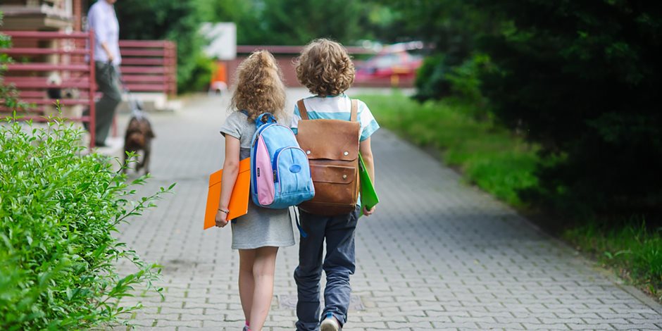 بخمس خطوات احمي  ظهر طفلك من حقيبة المدرسة الثقيلة ..حجمها 15% من وزن الطالب