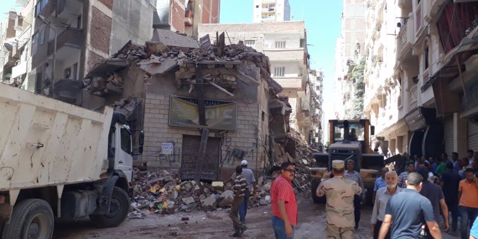  استمرار أعمال التنقيب عن جثث تحت انقاض عقار الإسكندرية (صور و فيديو)