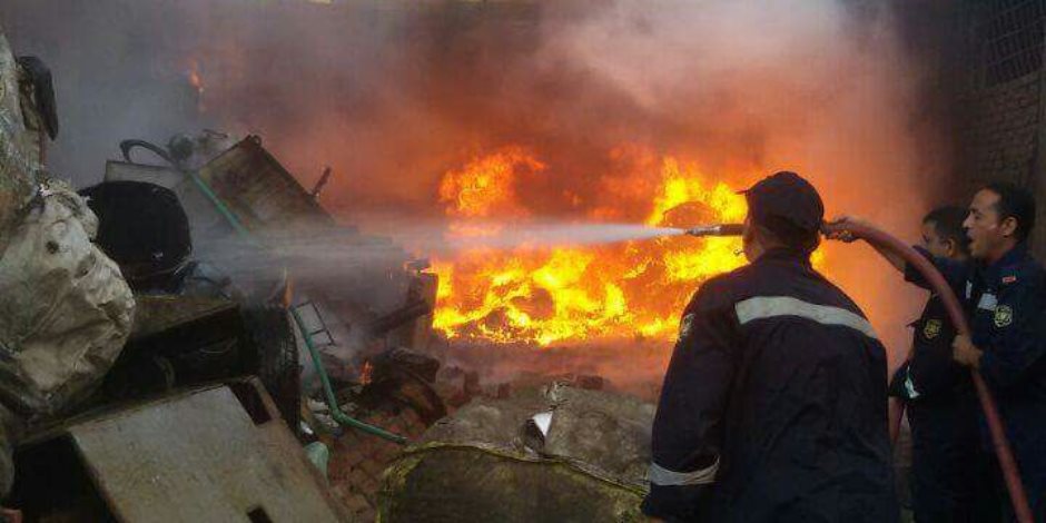 حريق داخل صوبة زراعية فى وزارة الزراعة بالدقى والإطفاء تحاول إخماده 