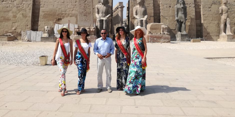 ملكة جمال البرتغال تتجول في الأقصر لتنشيط السياحة