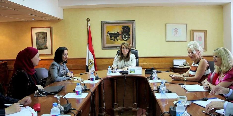 غادة والى ومايا مرسي يستعرضا إنجازات مشروع «تدريب المرأة المهمشة»