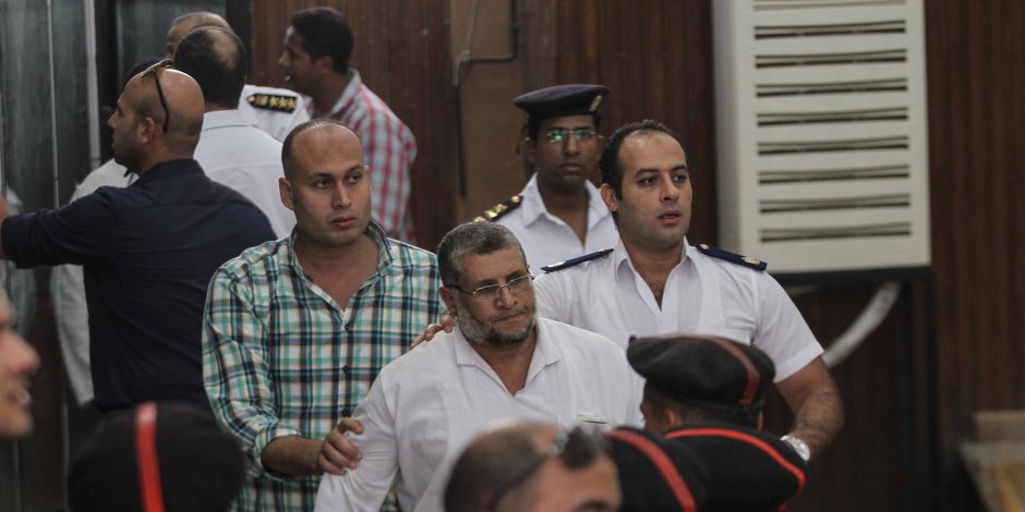 إيداع بديع و738 متهما في قضية "فض اعتصام رابعة" قفص الاتهام 