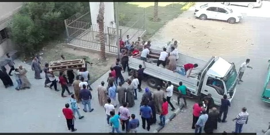 أهالى ضحايا حادث صحراوى بنى سويف يتسلمون جثامين ذويهم من المشرحة   ( فيديو) 