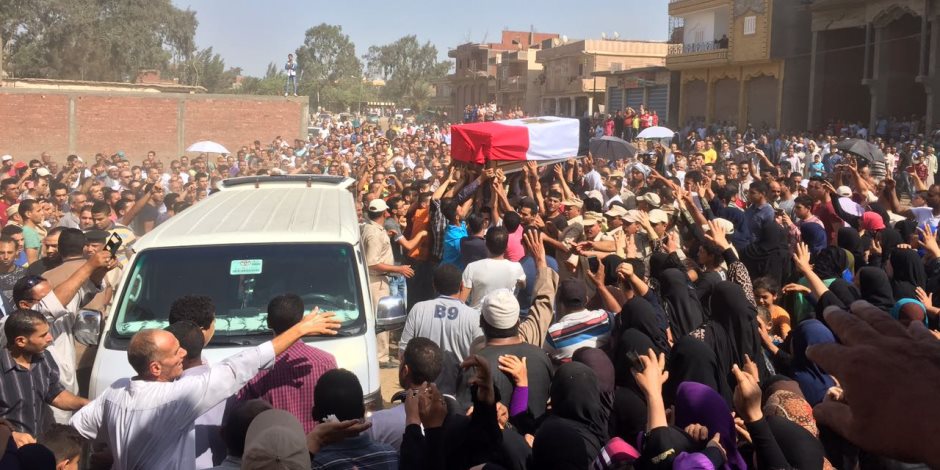 أهالي التتالية يتوجهون إلى مطار أسيوط في انتظار وصول جثمان شهيد العريش