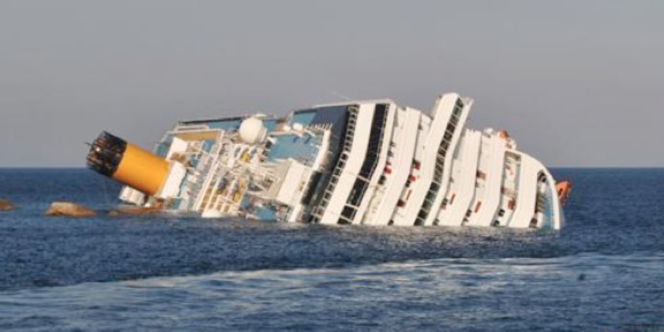 فقدان 5 بحارة في حادث تصادم سفينتين قبالة سنغافورة
