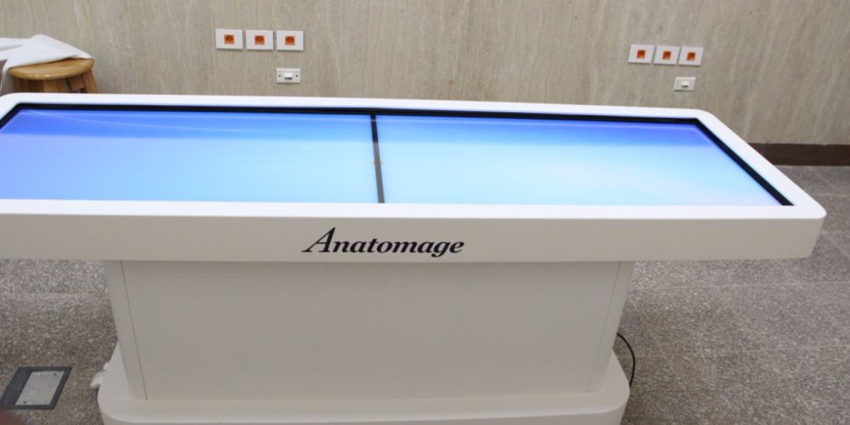 لأول مرة جهاز Anatomage في «طب عين شمس».. وعميد الكلية: سيحدث طفرة 