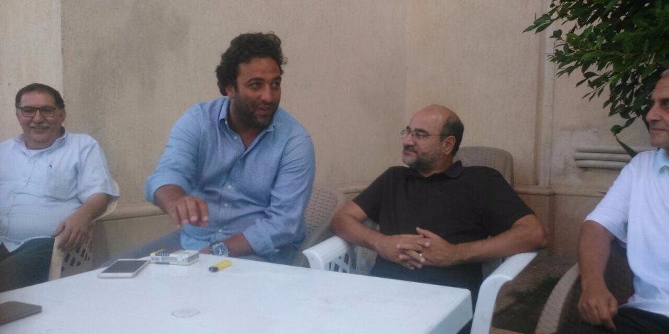 جلسة صلح بين ميدو وعامر حسين بالإسكندرية (صور)