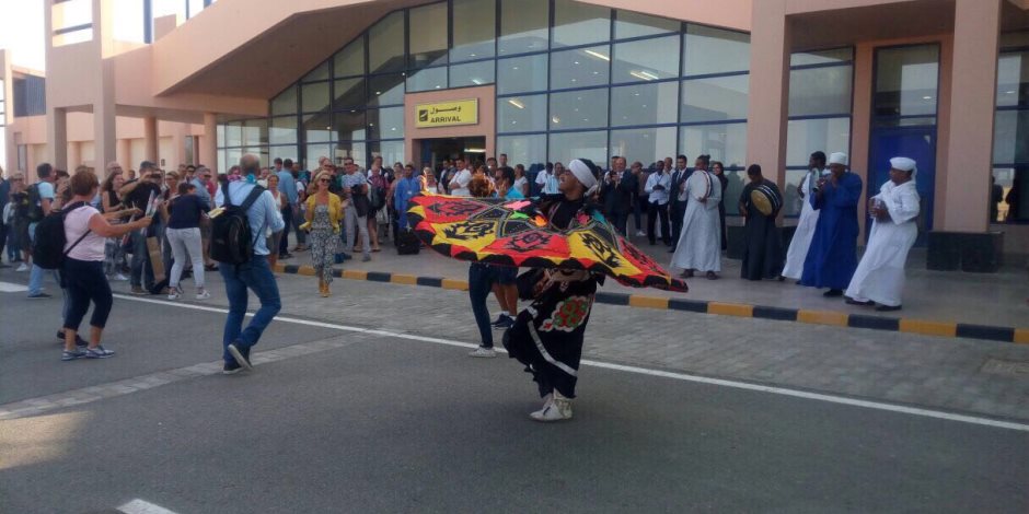 مطار مرسى علم الدولي يحتفل بعيد زواج ملياردير هولندي بفرقة فنون شعبية (صور)