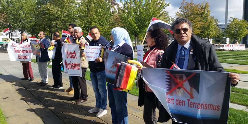 «الموز» سلاح الجاليات العربية للاحتجاج على زيارة تميم إلى ألمانيا (صور)