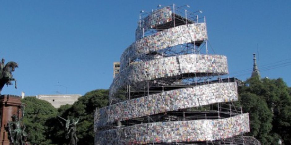 فنانة أرجنتينية تشيد نموذج لـ برج بابل بـ 30 ألف كتاب (صور)