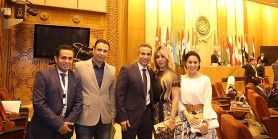 إيمان أبو طالب تهنئ زوجها لتكريمه في احتفالية جامعة الدول العربية  