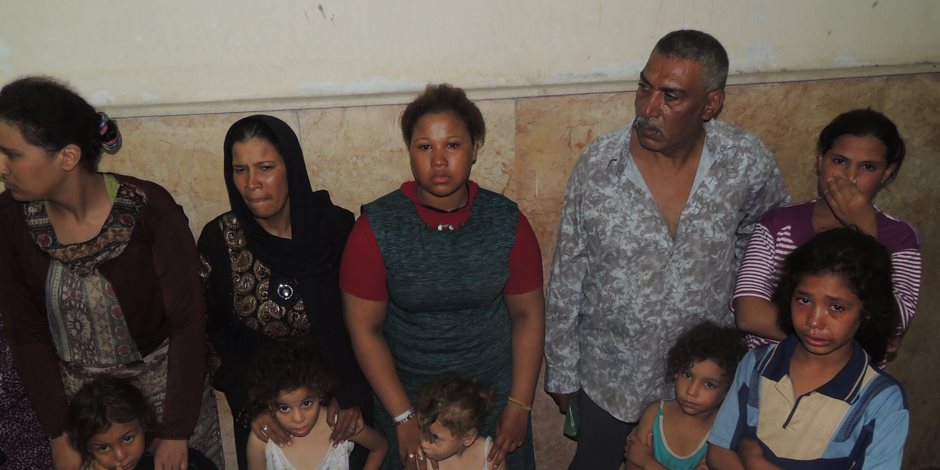 مباحث القاهرة تداهم منزل عصابة الإتجار بالبشر في عزبة الهجانة ( صور )
