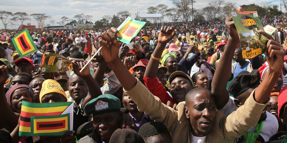 توافد الآلاف على شوارع زيمبابوى ابتهاجا بسقوط الرئيس موجابى المتوقع