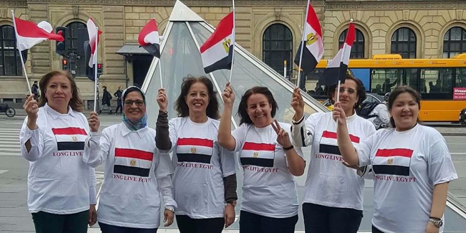 الجالية المصرية تدعم السيسي خلال زيارته لنيويورك بالأعلام والتيشيرتات (صور)