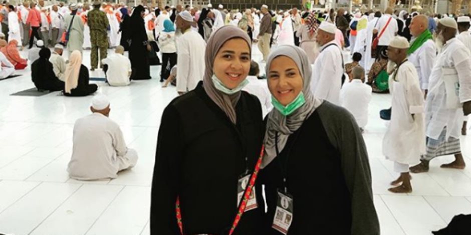 إيمي سمير غانم وشقيقتها أثناء أدائهما لفريضة الحج