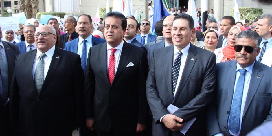 وزير التعليم العالي يشهد أداء تحية العلم لافتتاح العام الجديد من جامعة عين شمس