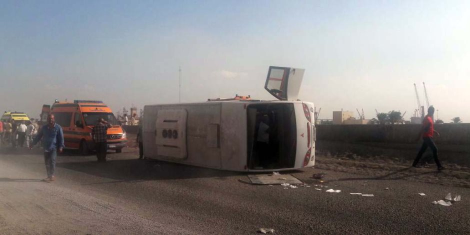 إصابة 17 شخصا ومصرع سائق فى انقلاب أتوبيس على طريق المحلة طنطا