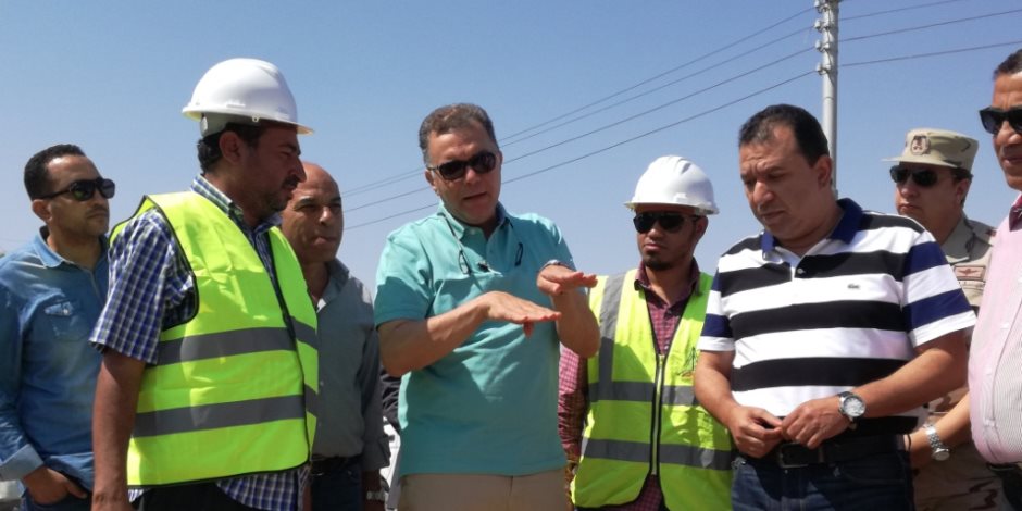 وزير النقل ينتهي من متابعة العمل بالطرق الصحراوية والزراعية بمحافظة الأقصر (صور)