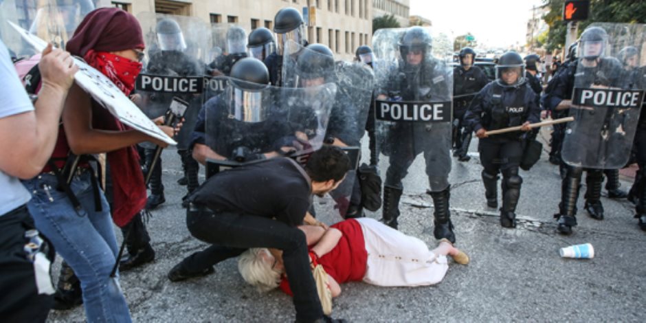أحداث لا تراها هيومن رايتس.. الشرطة الأمريكية تسحل متظاهرين في سانت لويس (صور)