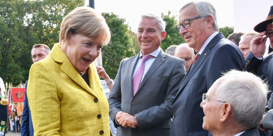 إنجيلا ميركل ورئيس المفوضية الأوروبية يحتفلان بعيد ميلاد وزير المالية الألمانى «صور»