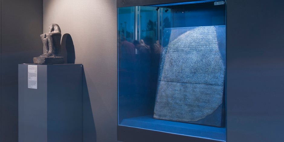 متحف الآثار بمكتبة الإسكندرية يعرض نموذج طبق الأصل من حجر رشيد 