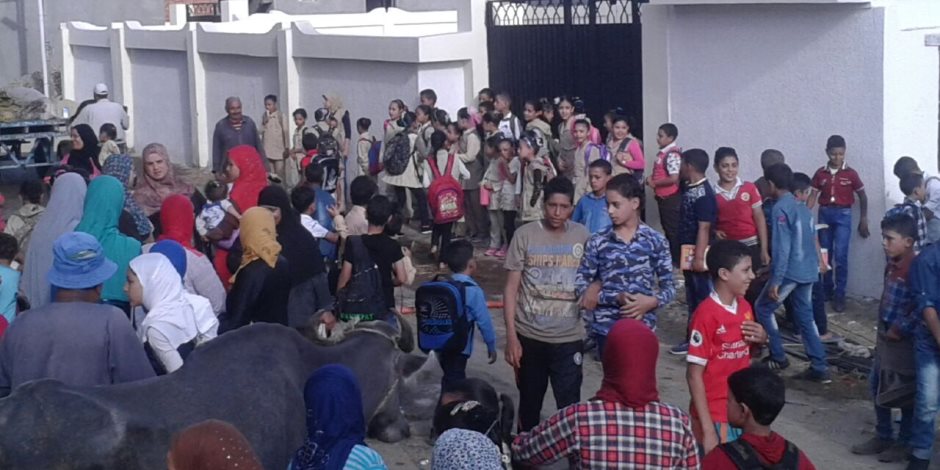 "عدم تأثيث" مدرسة شهداء بورسعيد بالبحيرة يدفع الأهالي للتجمهر أول أيام العام الدراسي الجديد (صور)