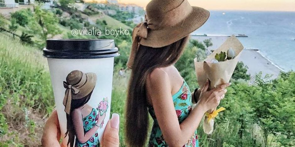 بلوجر اوكرانية تقوم برسم صورها الطبيعية على اكواب قهوتها الصباحية .