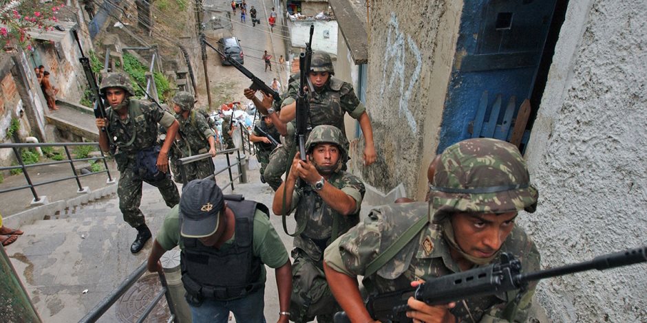 الجيش البرازيلي يواصل مداهمة أوكار المخدرات في أحياء ريو دي جانيرو