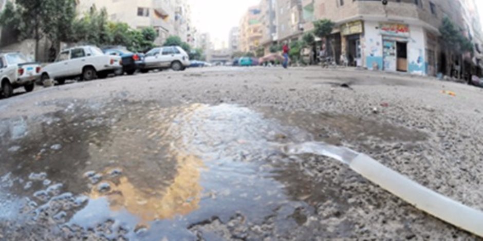  تحرير محضر لعامل بنادي المطرية لإهداره المياه ورشها في الشارع 