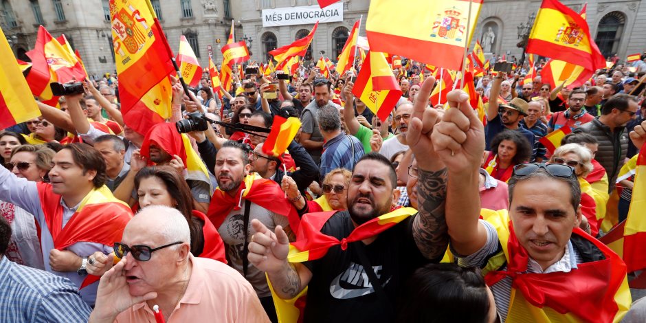 تظاهر مواطنين إسبان رفضا لاستفتاء إقليم كتالونيا غدا .. "الصور"