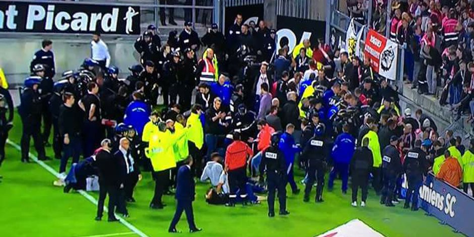 لحظة انهيار سور ملعب ليل خلال مباراته مع إميان بالدوري الفرنسي (فيديو)