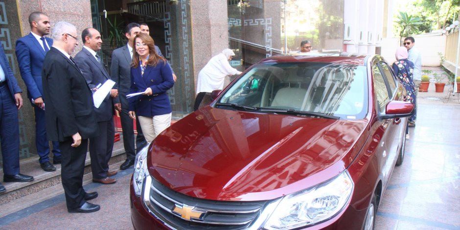من جيبه الخاص.. الرئيس السيسي يهدي الأولى على الثانوية العامة سيارة (صور)