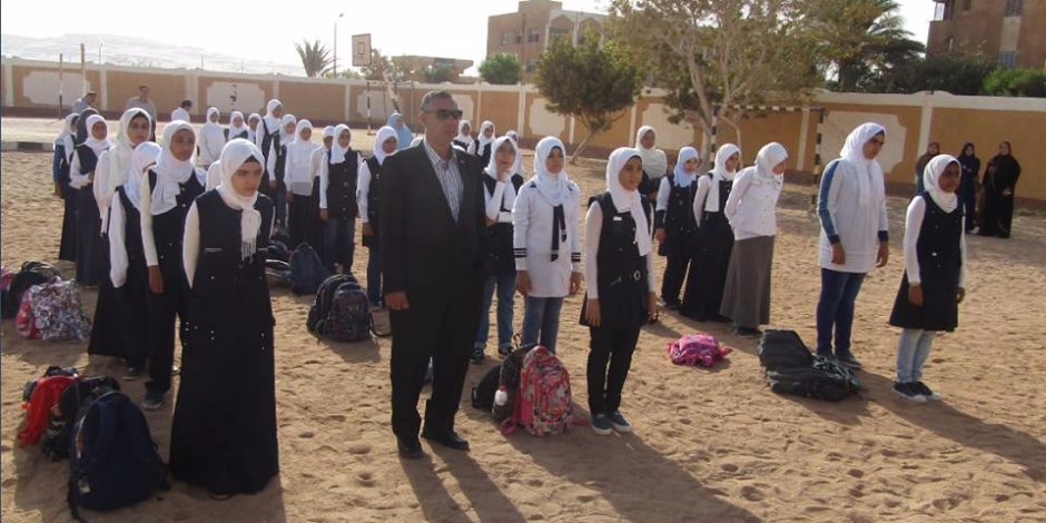 رئيس مدينة أبورديس بجنوب سيناء يشارك الطلبة طابور الصباح
