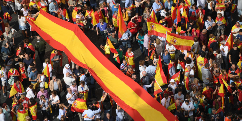 الاشتباكات تتصاعد بين الشرطة الإسبانية ومؤيدي انفصال كتالونيا.. وإصابة 40 شخصا
