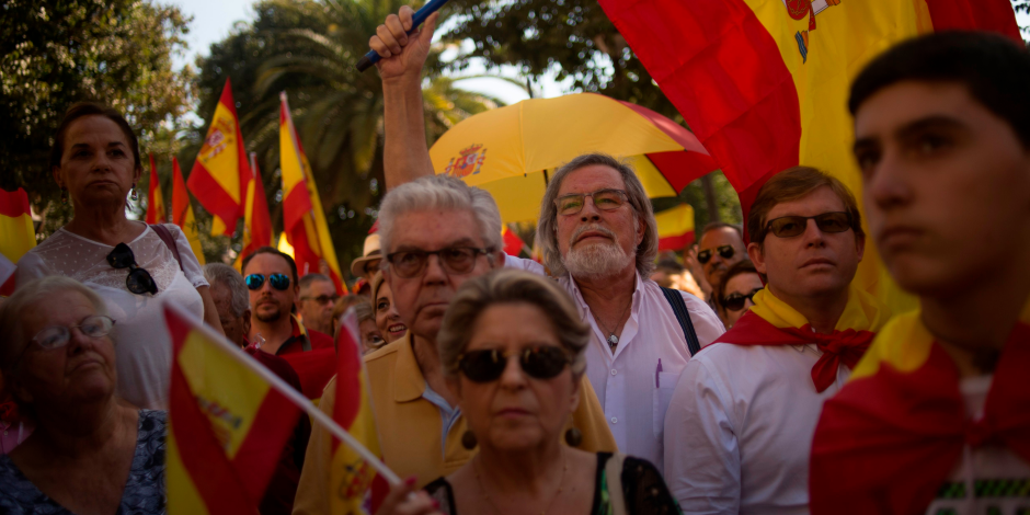 إضراب ومشاجرات في كتالونيا يتسببان في إغلاق طرق وتوقف حركة القطارات